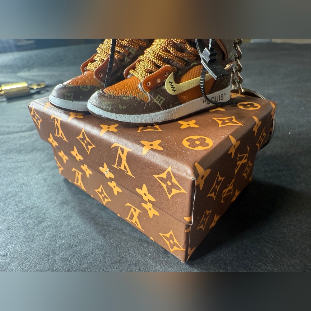 Luxe Inspired High-Top Pair Of Sneaker Keychains With Box! - Picture 10 of 12